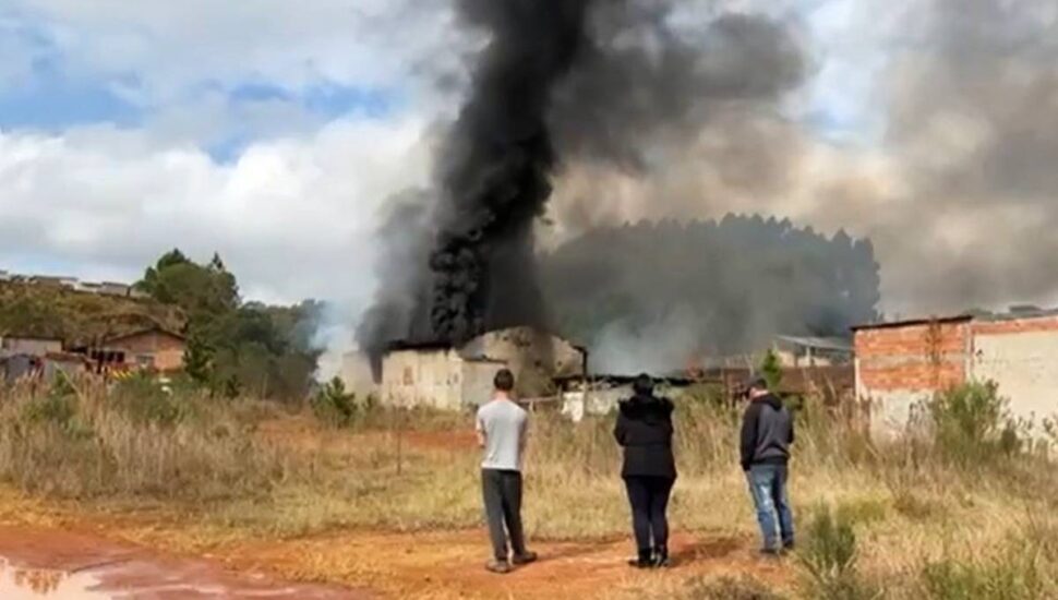 Incêndio de grandes proporções atingiu barracão em São José dos Pinhais.