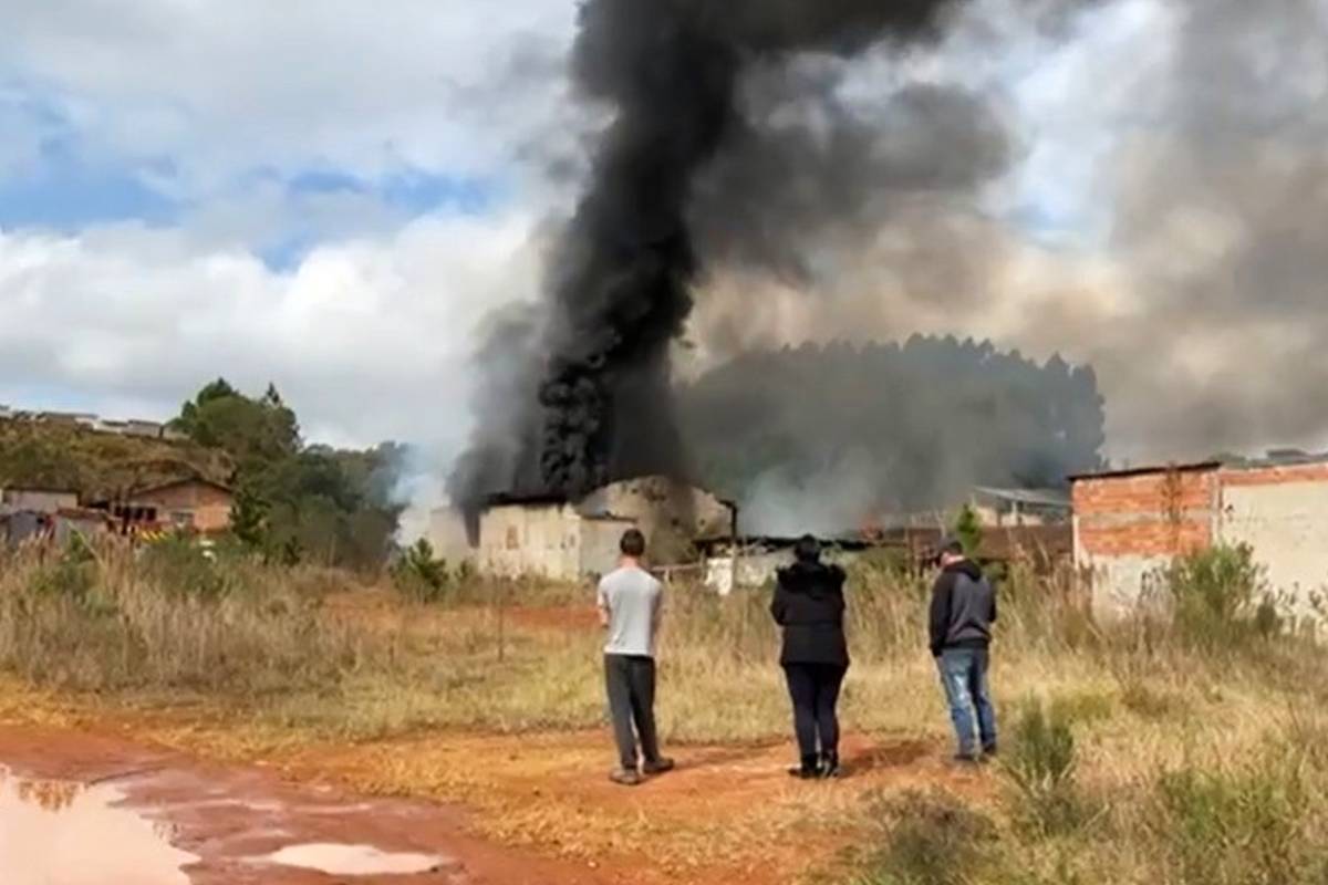 Incêndio de grandes proporções atingiu barracão em São José dos Pinhais.
