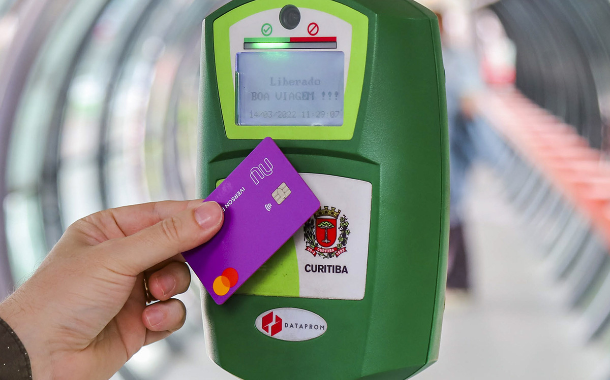 Usuário do transporte coletivo de Curitiba paga a passagem com cartão