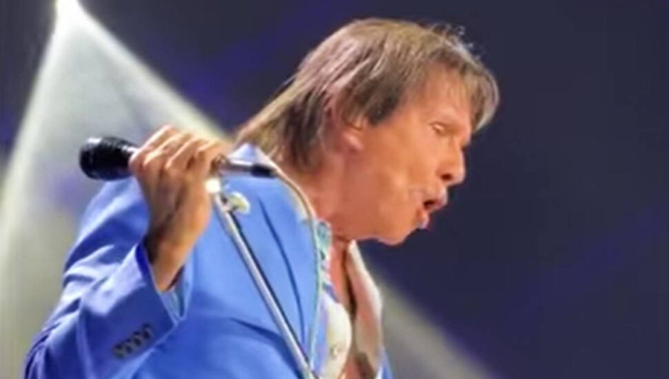 Roberto Carlos perde a paciência e pede para fã calar a boca em show no Rio.