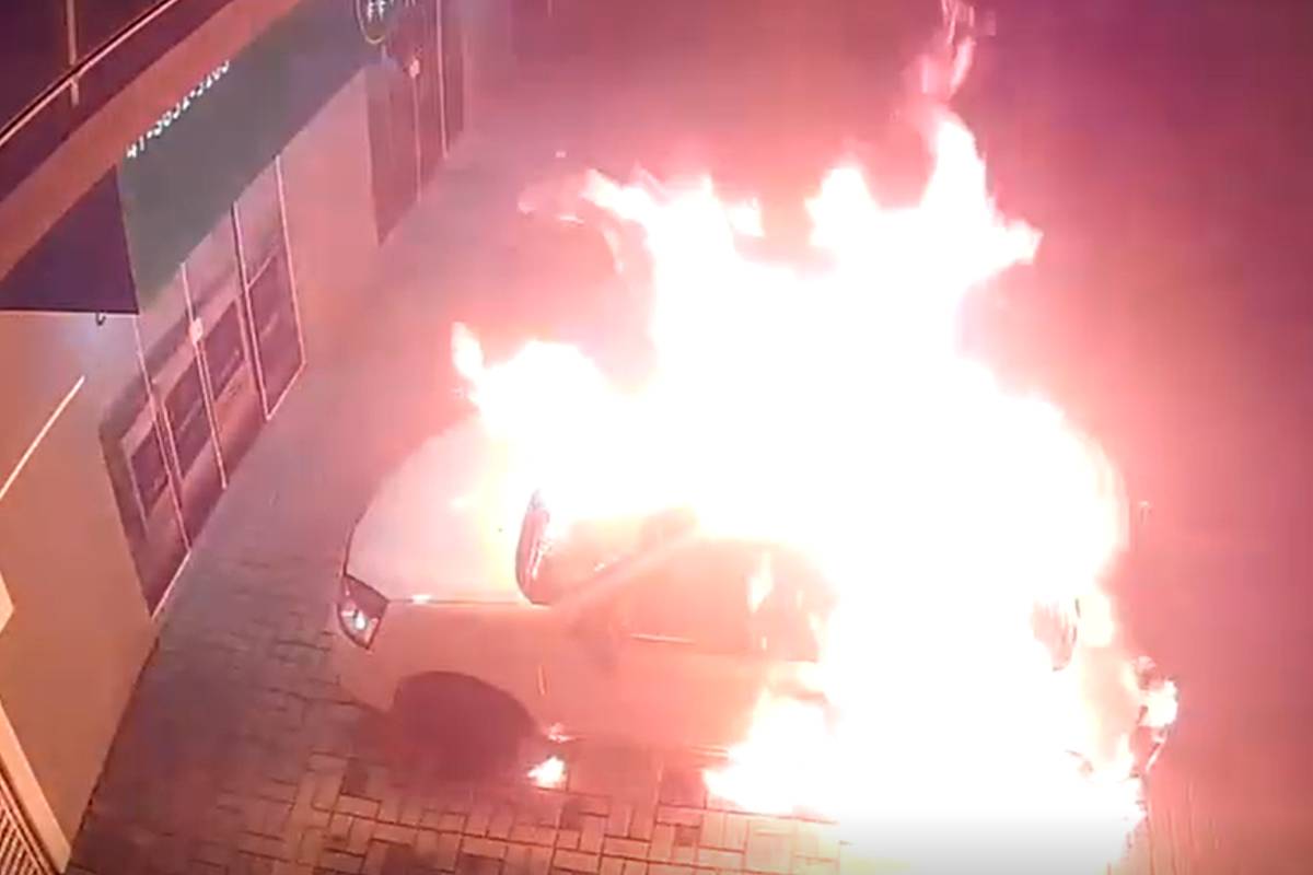 Vídeo mostra carro sendo incendiado por dupla na Grande Curitiba; Combustível gerou explosão.