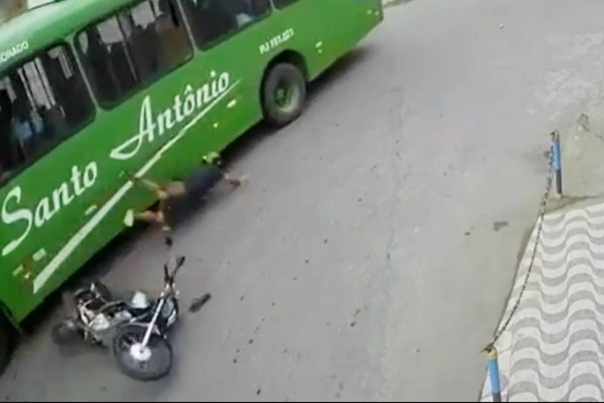Apesar das imagens impressionantes do acidente, gravadas por uma câmera de segurança instalada em uma escola, Alex saiu andando.