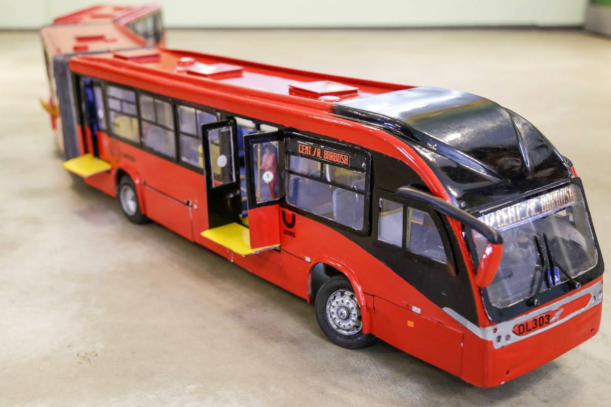 Biarticulado funciona quase como um ônibus real