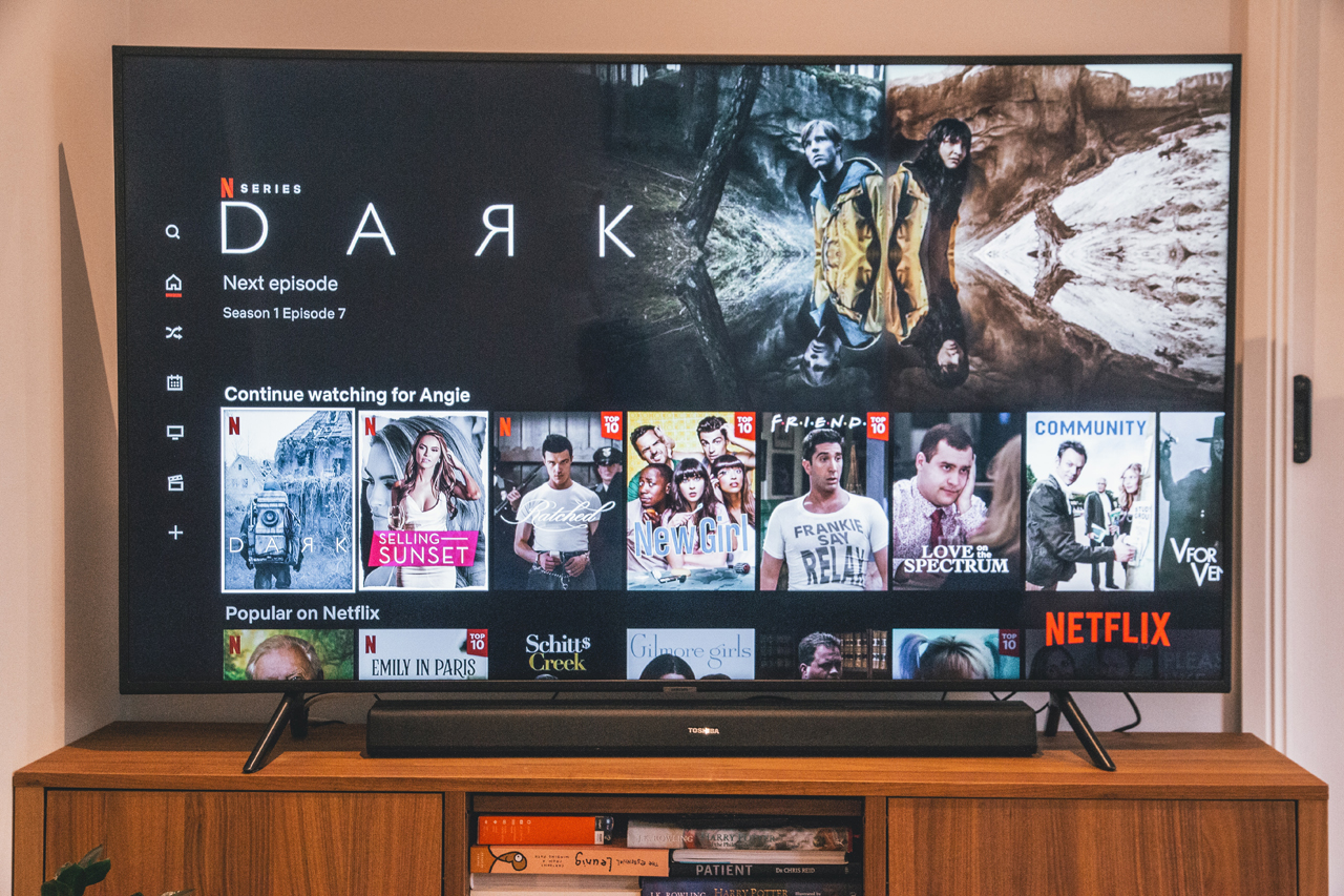 A partir de novembro, Netflix terá plano com anúncios – inclusive no Brasil  - NeoFeed