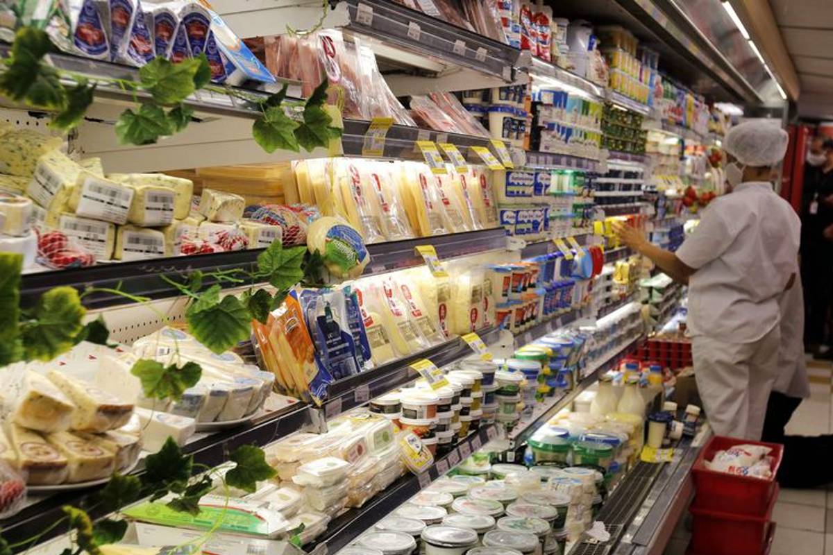 Auxílio Brasil de R$ 600 já chega defasado e famílias cortam alimentos para sobreviver.