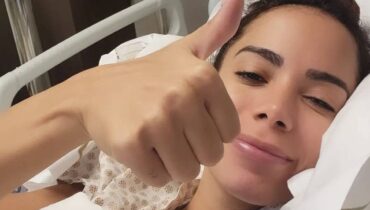 Anitta tem alta adiada após reavaliação do quadro de saúde depois de cirurgia.