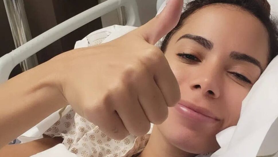 Anitta tem alta adiada após reavaliação do quadro de saúde depois de cirurgia.