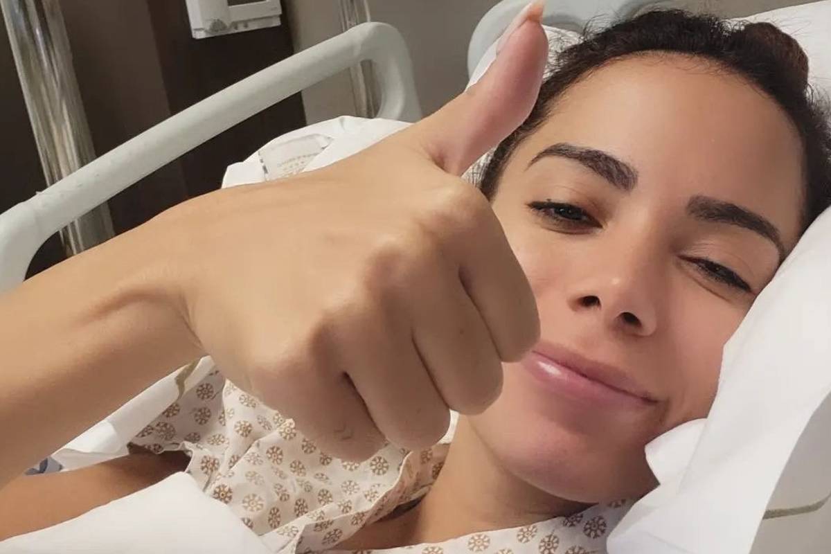Anitta tem alta adiada após reavaliação do quadro de saúde depois de cirurgia.
