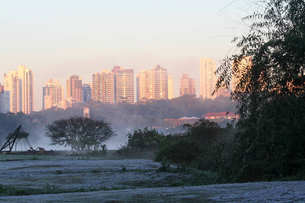 Massa de ar polar vai derrubar temperatura em Curitiba; Previsão do tempo tem geada.