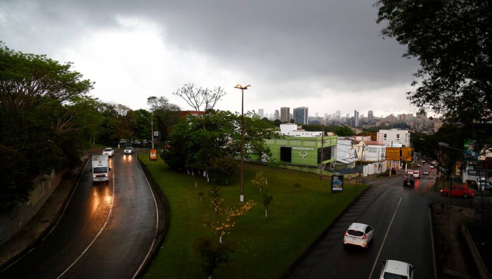 Atenção! Paraná tem cinco alertas de mudança no tempo: Temporal, vendaval e queda de temperatura e mais.