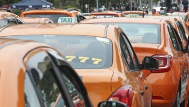 Taxistas de Curitiba já podem consultar lista de habilitados a receber auxílio emergencial.