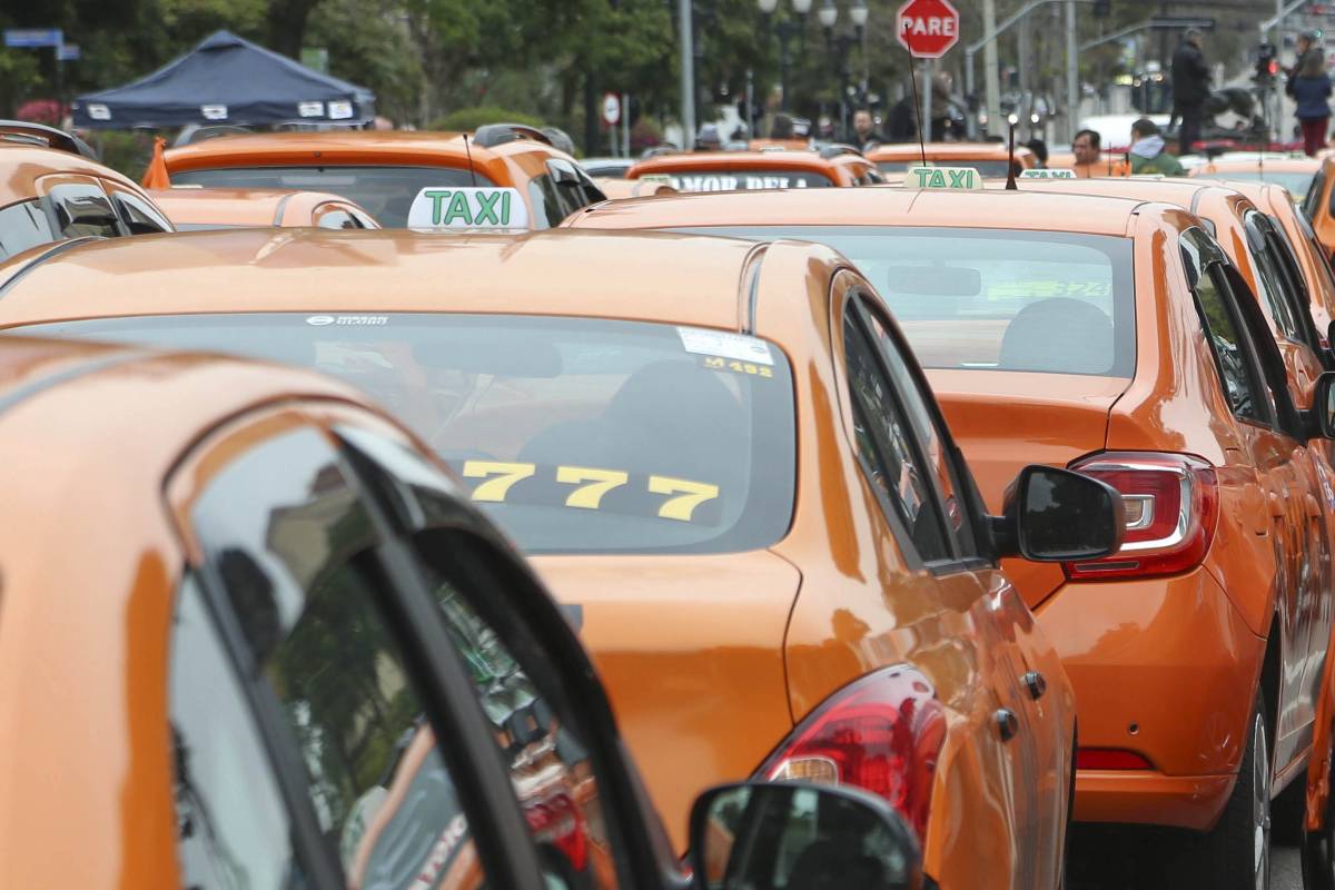 Taxistas de Curitiba já podem consultar lista de habilitados a receber auxílio emergencial.