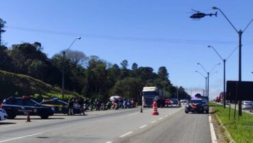 racha com motos esportivas na BR-277