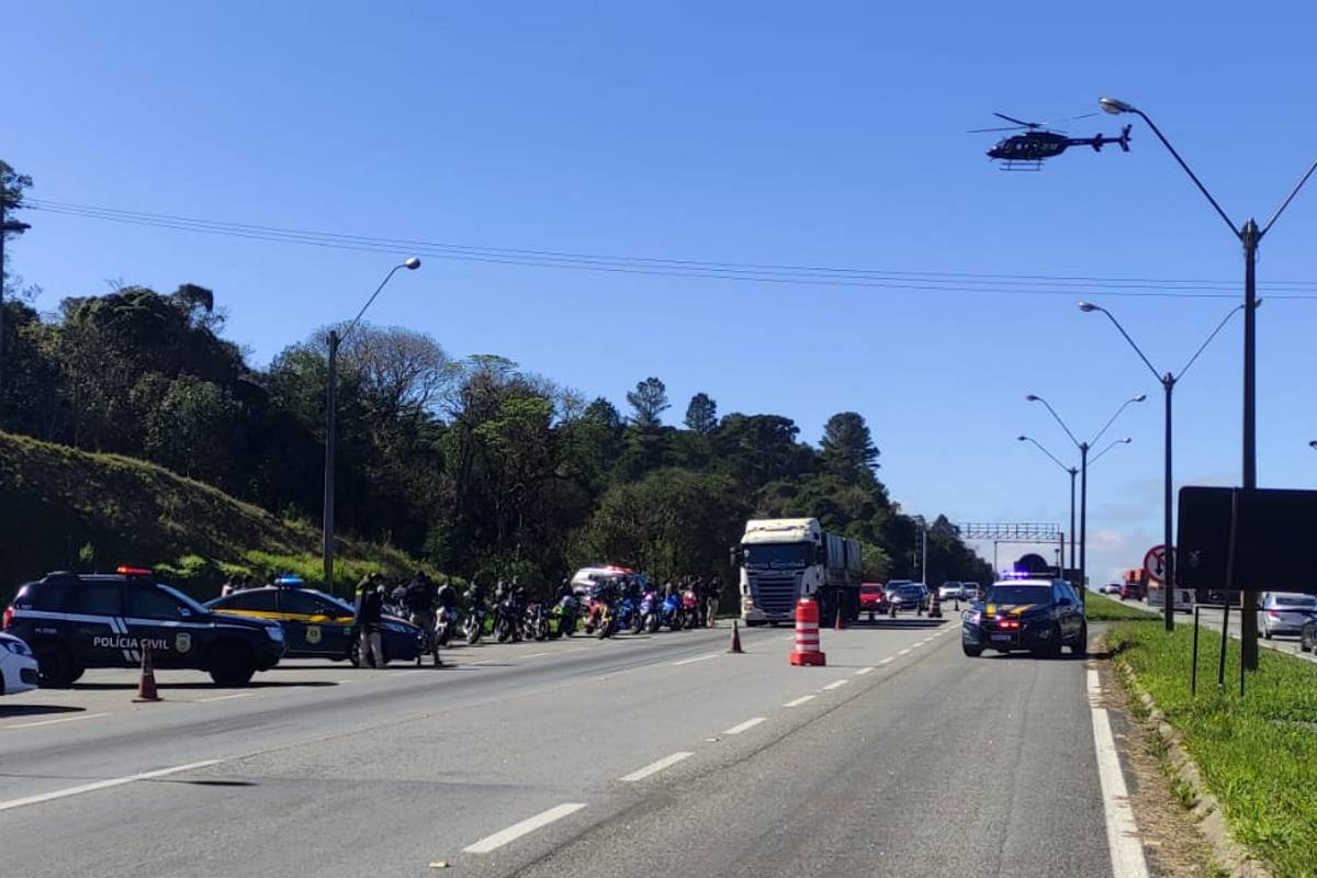 racha com motos esportivas na BR-277