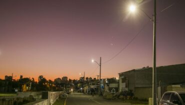 Iluminação em rua da Vila Guaíra, em Curitiba