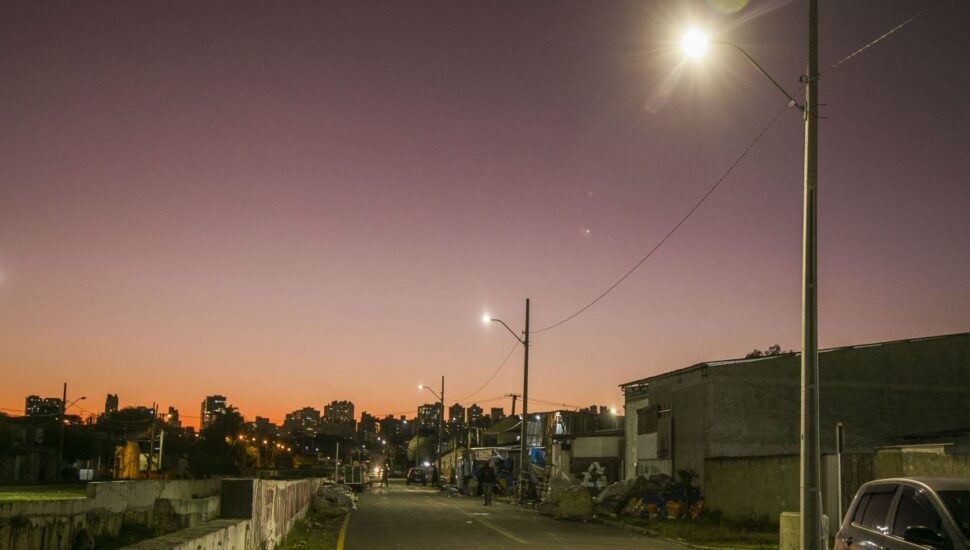 Iluminação em rua da Vila Guaíra, em Curitiba