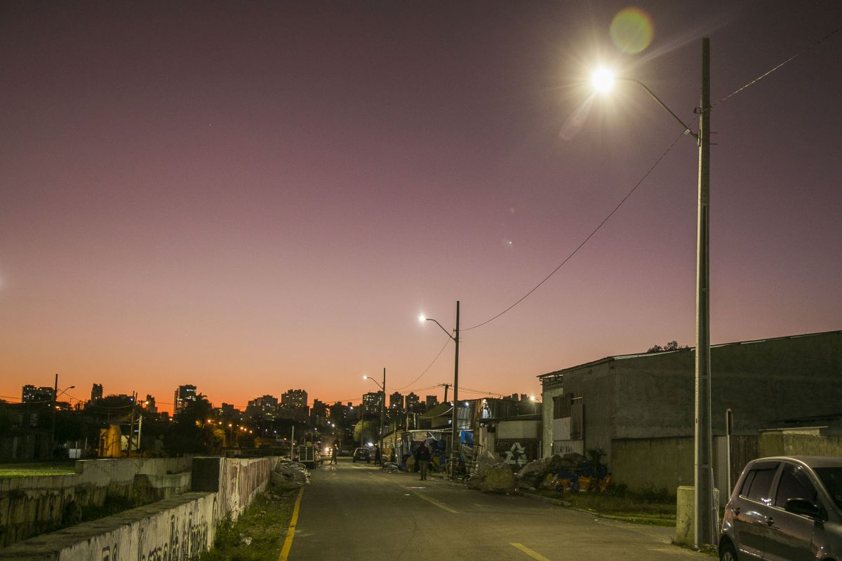 Iluminação em rua da Vila Guaíra, em Curitiba