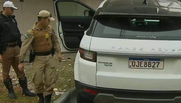 Veículo de luxo foi abandonado com as chaves.