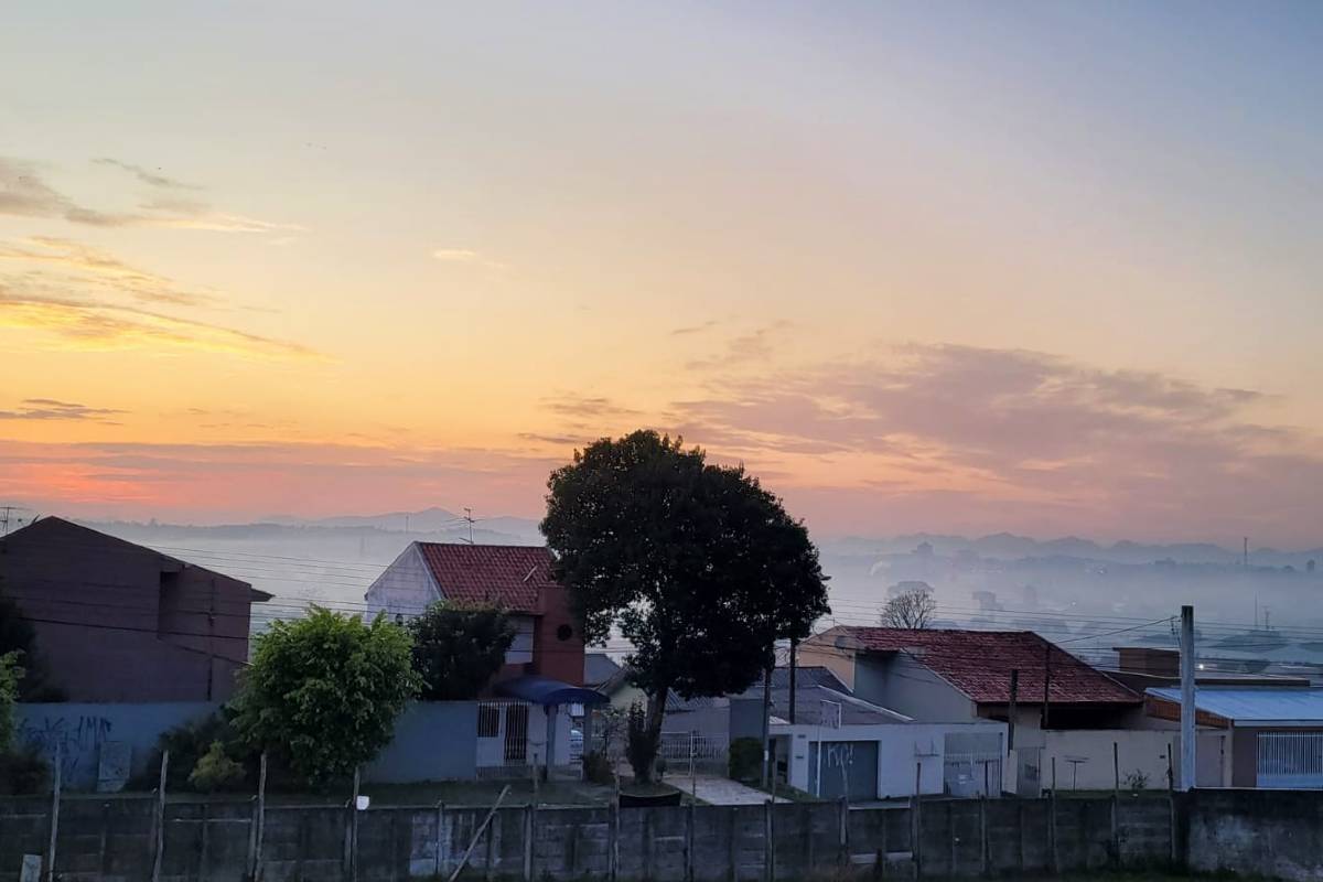 Na região do Bairro Alto, em Curitiba, o nevoeiro logo cedo chamou atenção.