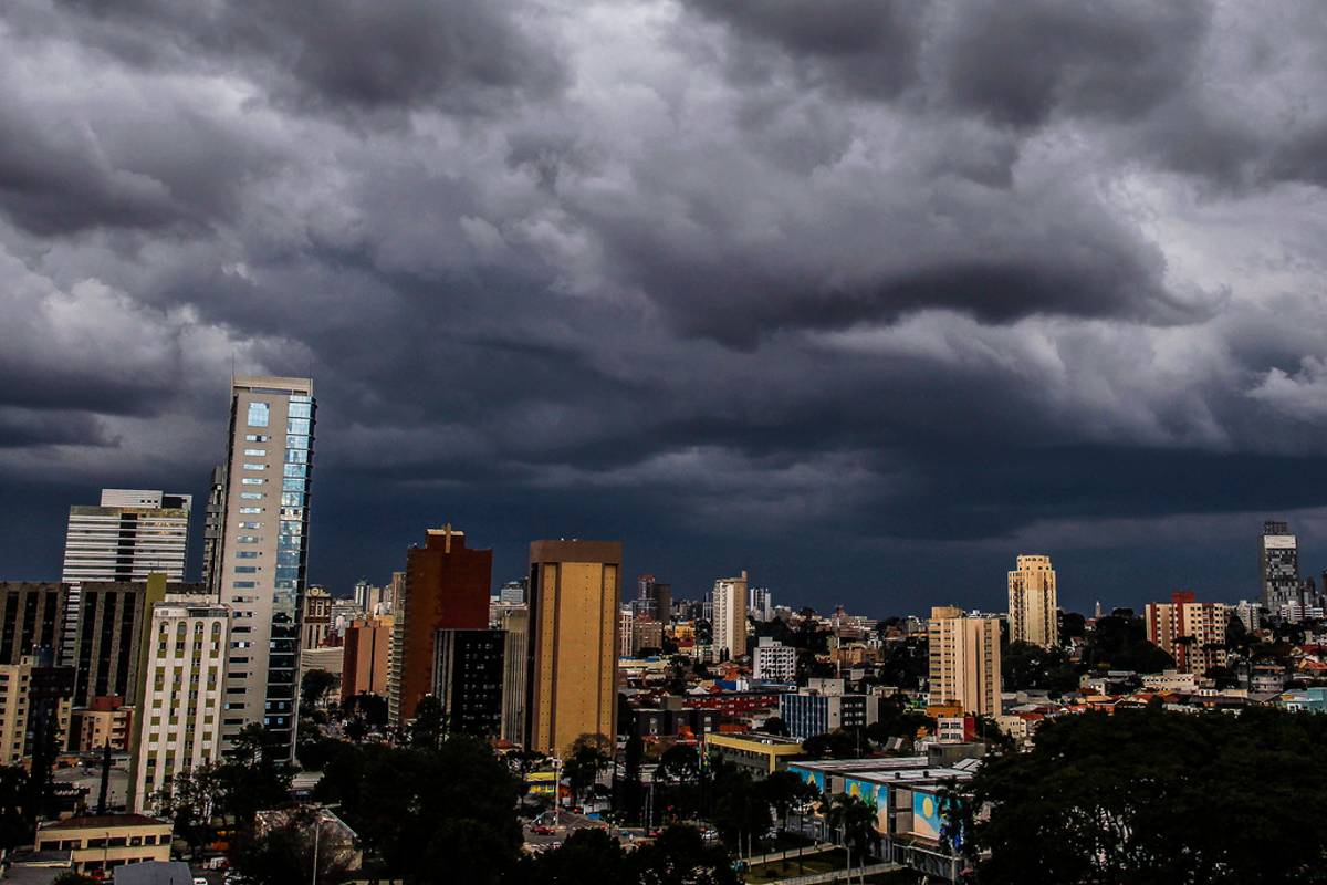 Curitiba está sob alerta laranja de temporal. Já o litoral tem alertas vermelho.