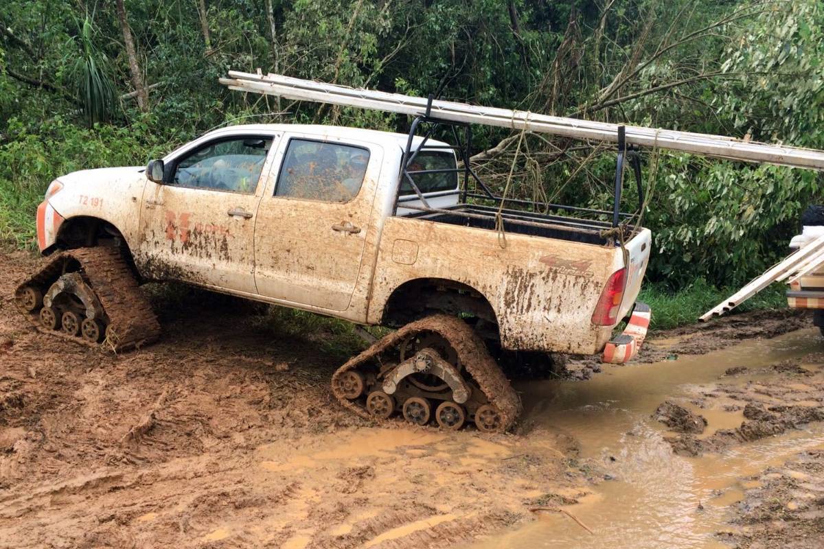 Um veículo que mais parece um blindado militar sendo usado pela Copel? Isso mesmo!