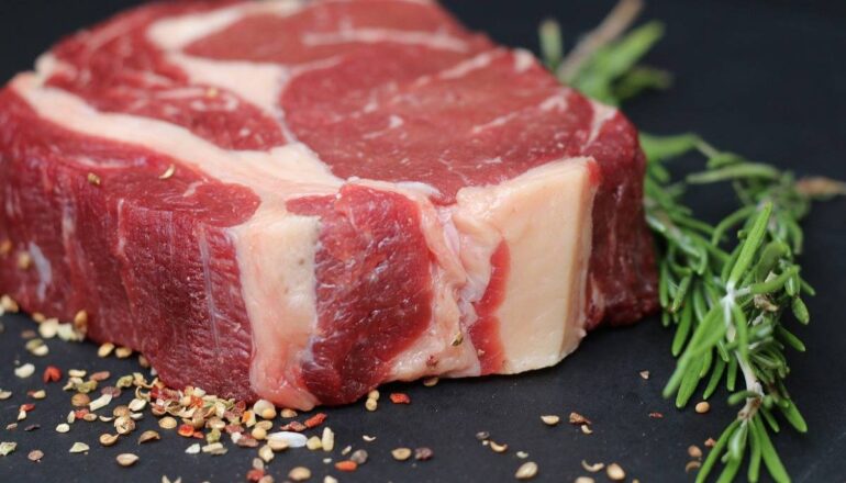A carne ideal para grelha é a marmorizada, com alguma gordura.
