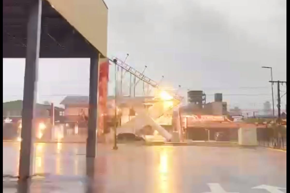 Vídeos: ciclone extratropical deixa rastro de destruição em SC e Paraná.