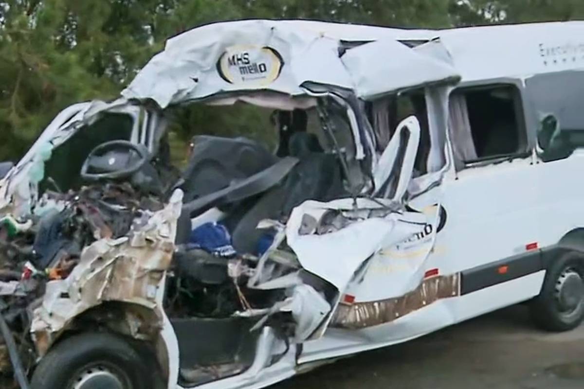 Sete pessoas morrem em acidente gravíssimo entre van e caminhão na BR-376.