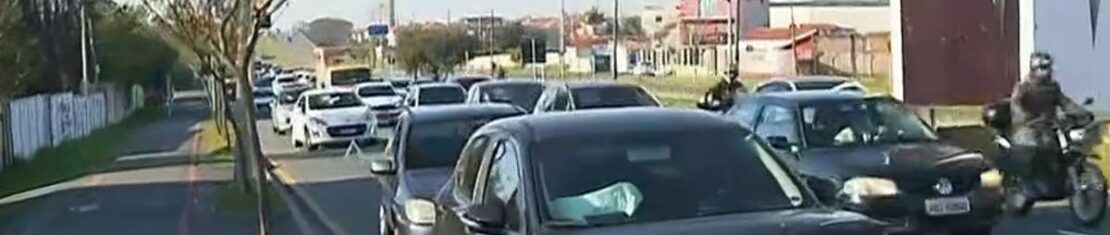 Acidente complicou o fluxo de veículos na Avenida das Torres sentido Curitiba.