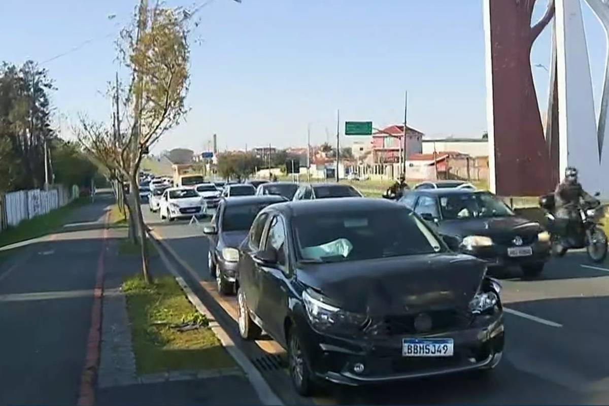 Acidente complicou o fluxo de veículos na Avenida das Torres sentido Curitiba.