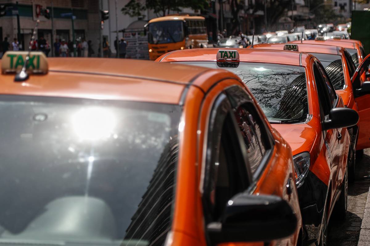 Auxílio Taxista é pago hoje pelo pelo Caixa Tem. Em Curitiba são 2,3 mil taxistas com esse direito.