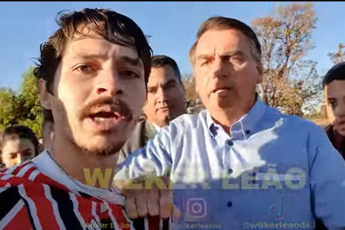 Bolsonaro e youtuber em confusão em Brasília