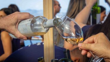Taça de vinho sendo abastecida no Vinho da Vila, que valoriza produção nacional