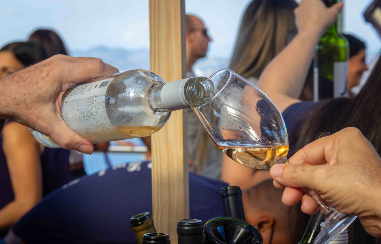 Taça de vinho sendo abastecida no Vinho da Vila, que valoriza produção nacional