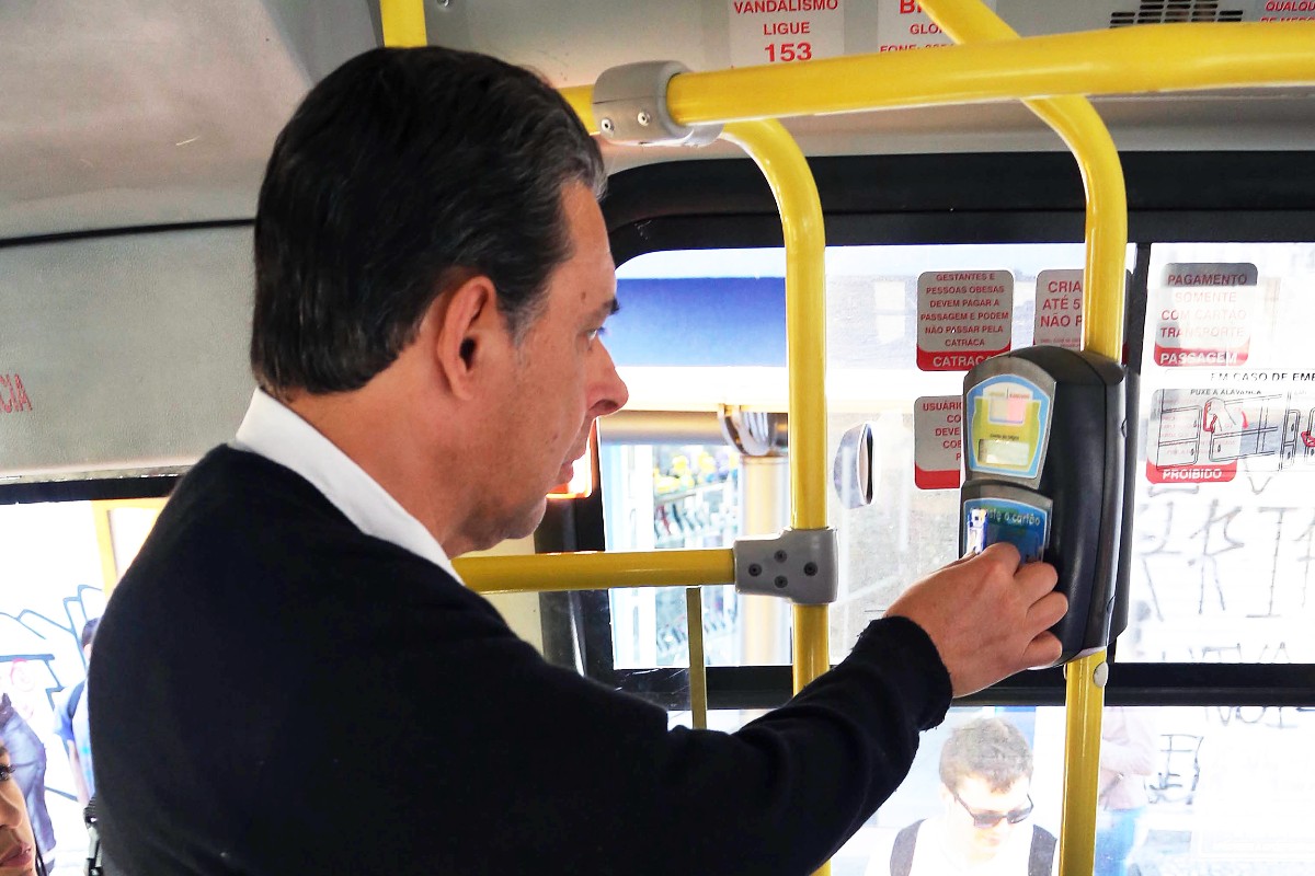 pagamento de passagem com cartão em ônibus de Curitiba