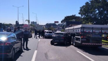 Acidente na Linha Verde envolveu vários carros e deixou pista bloqueada