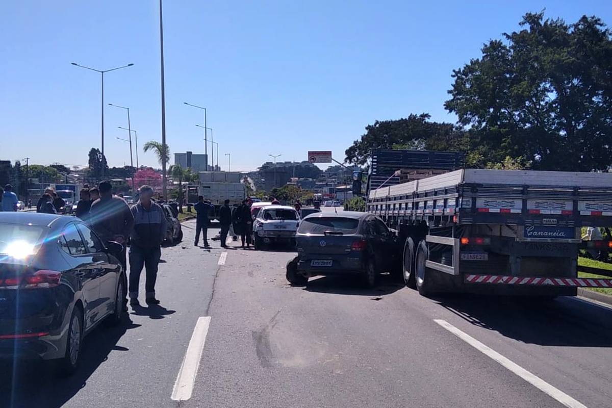Acidente na Linha Verde envolveu vários carros e deixou pista bloqueada