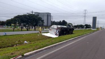Caminhão com combustível tomba e intedita trecho do Contorno Sul nos dois sentidos.