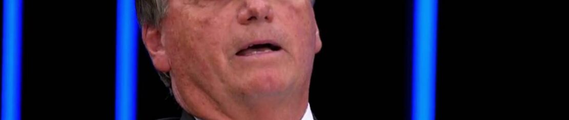 Bolsonaro repete 2018 e leva 'cola' na mão para entrevista ao JN.