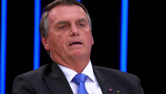 Bolsonaro repete 2018 e leva 'cola' na mão para entrevista ao JN.