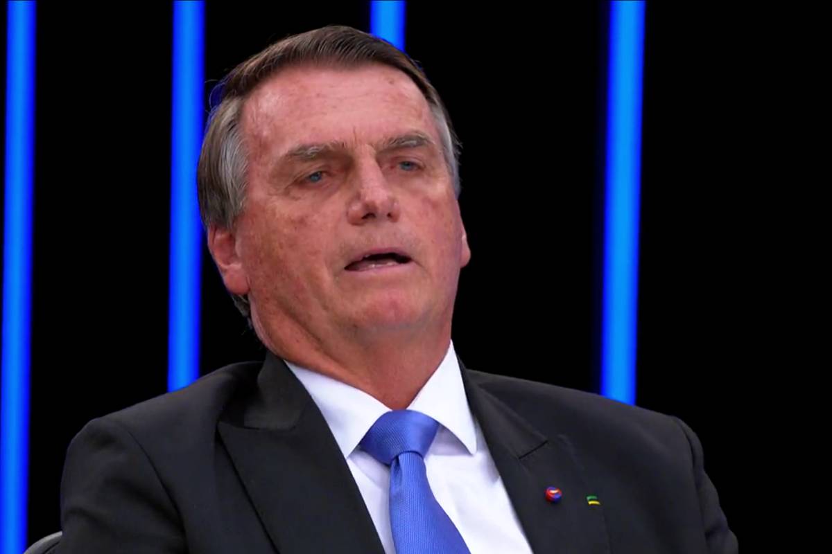 Bolsonaro repete 2018 e leva 'cola' na mão para entrevista ao JN.