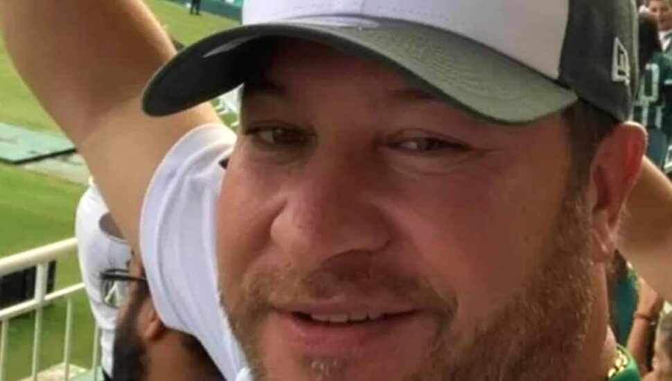 Prefeito Nereu, atropelado após título do Coritiba, volta ao trabalho em Itaperuçu após 147 dias.