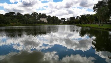 Cadê o sol? Previsão do tempo pra Curitiba indicava temperaturas mais quentes, mas até agora nada.