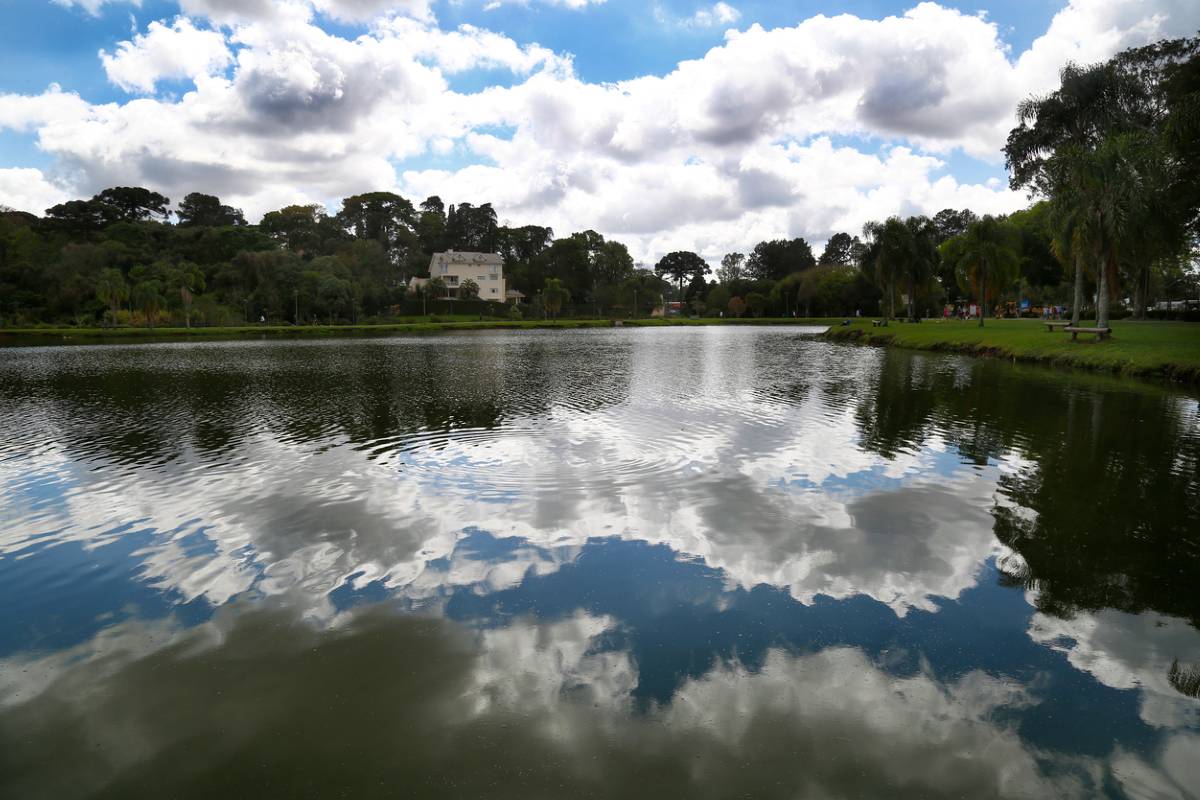 Cadê o sol? Previsão do tempo pra Curitiba indicava temperaturas mais quentes, mas até agora nada.