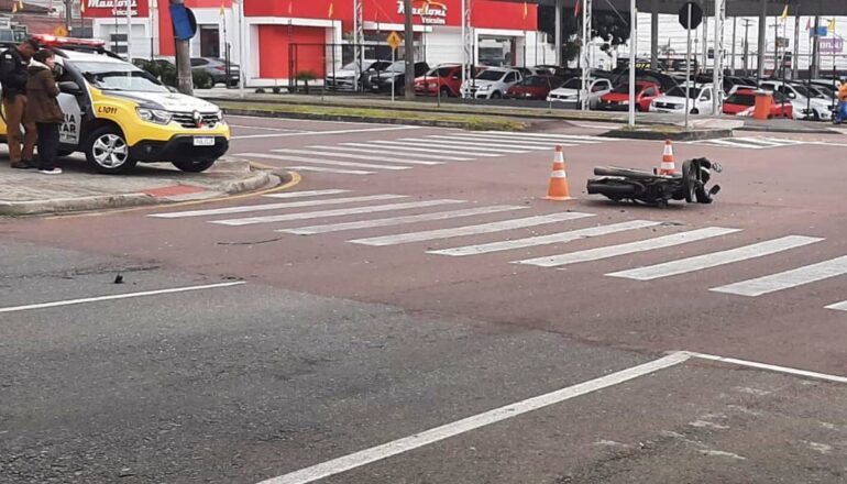 O motociclista chegou a ser encaminhado ao hospital, mas não resistiu. 