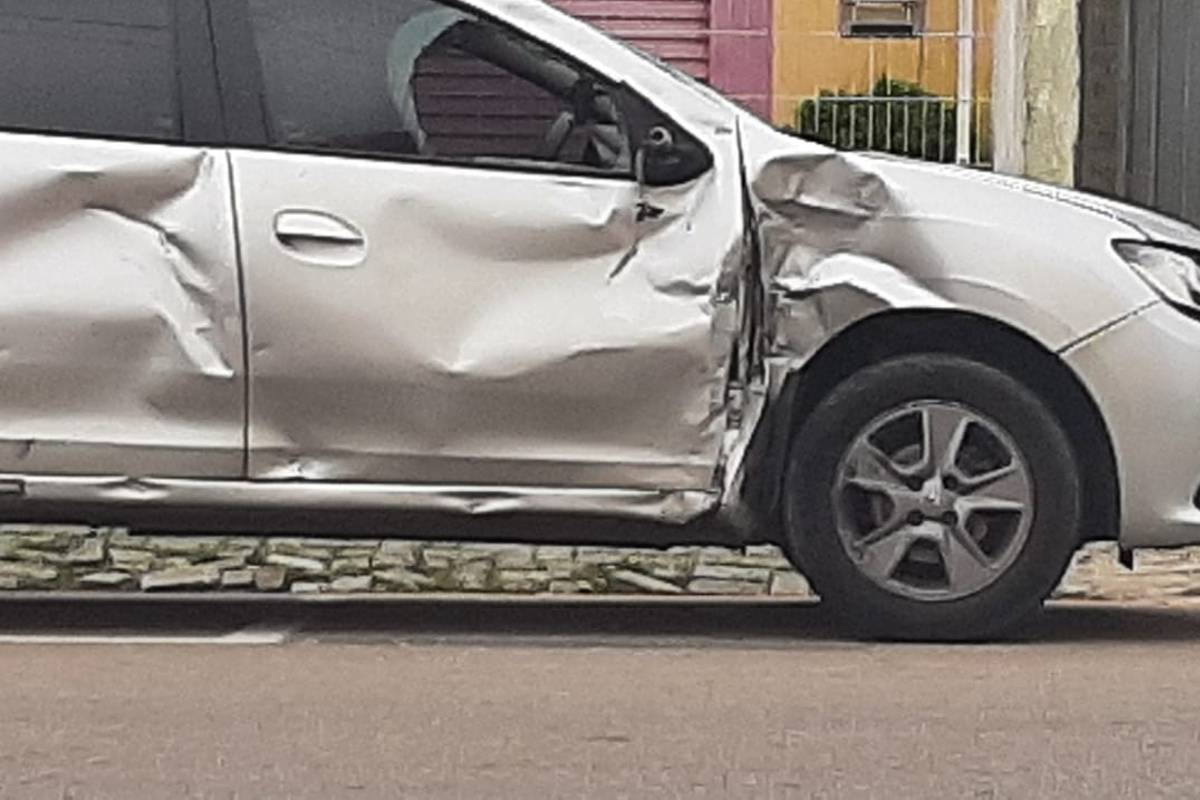 Rapaz morreu após colisão contra um carro na movimentada esquina de São José dos Pinhais.