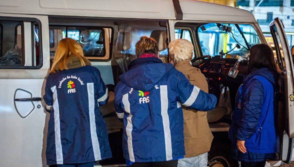 Prefeitura de Curitiba reforça atendimento com a previsão do tempo pra Curitiba apontando frio intenso.