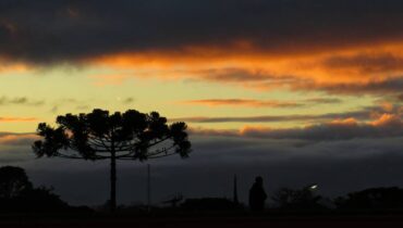 Frente fria derruba temperatura em Curitiba; Previsão e alertas do tempo.