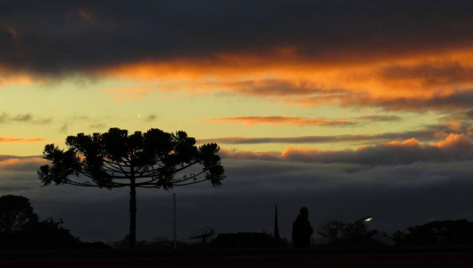 Frente fria derruba temperatura em Curitiba; Previsão e alertas do tempo.