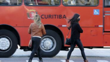 Segunda-feira gelada após chegada de frente fria. Previsão do tempo pra Curitiba indica mais frio.